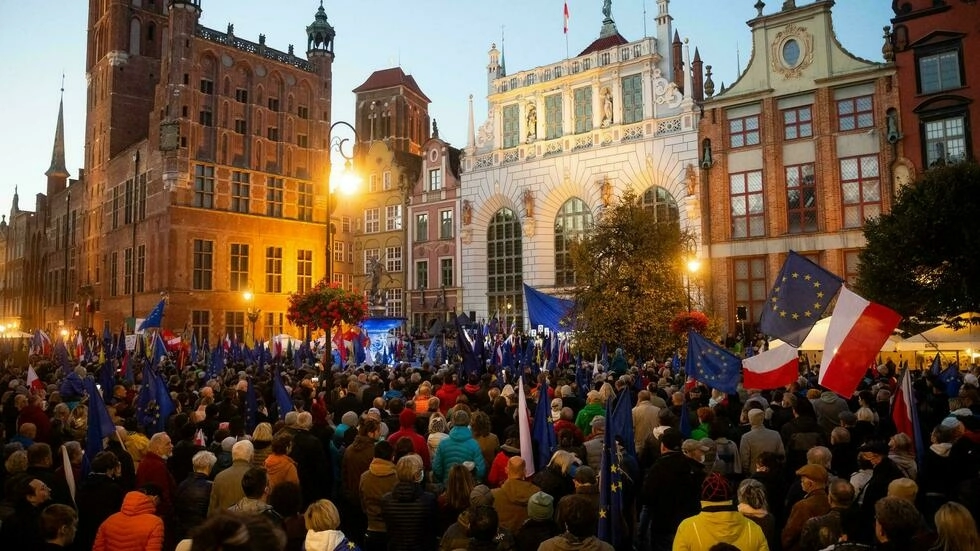 Pro-EU rallies draw tens of thousands in Poland